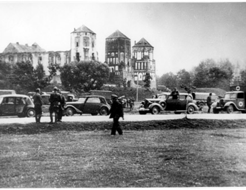 Колонна немецких автомашин. 1941 г.
