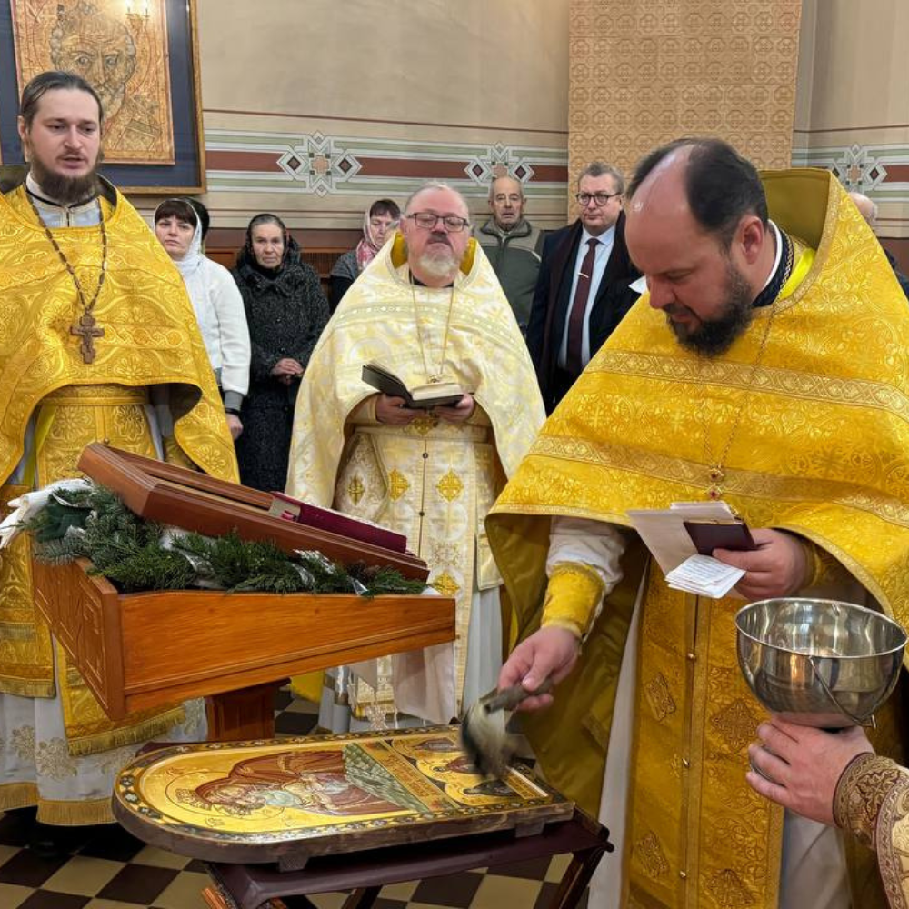 В день памяти Николая Чудотворца в часовне-усыпальнице кн. Святополк-Мирских прошла божественная литургия