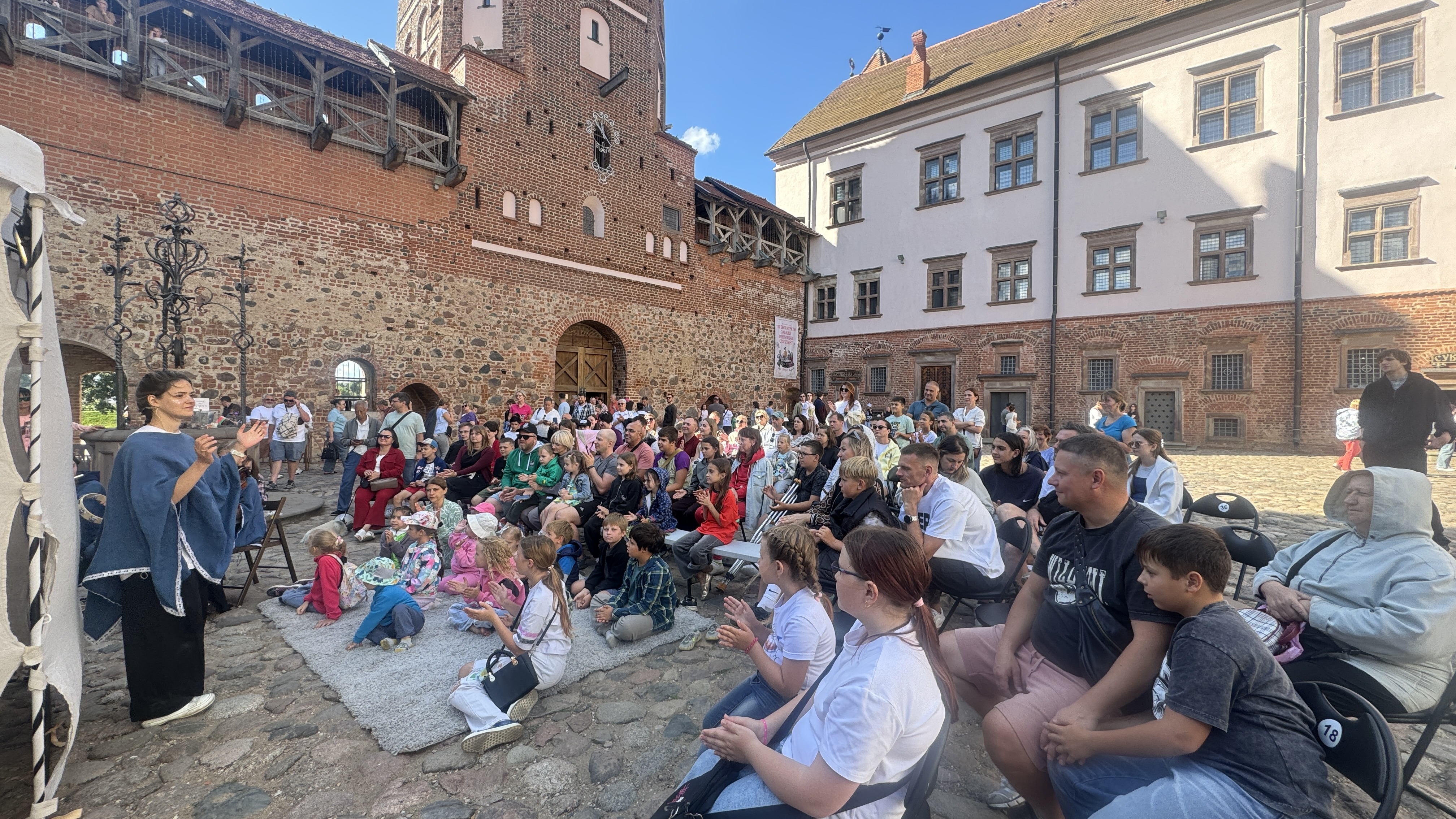 В Мирском замке прошёл семейный праздник с уличным кукольным театром «Балаганчик сказок»