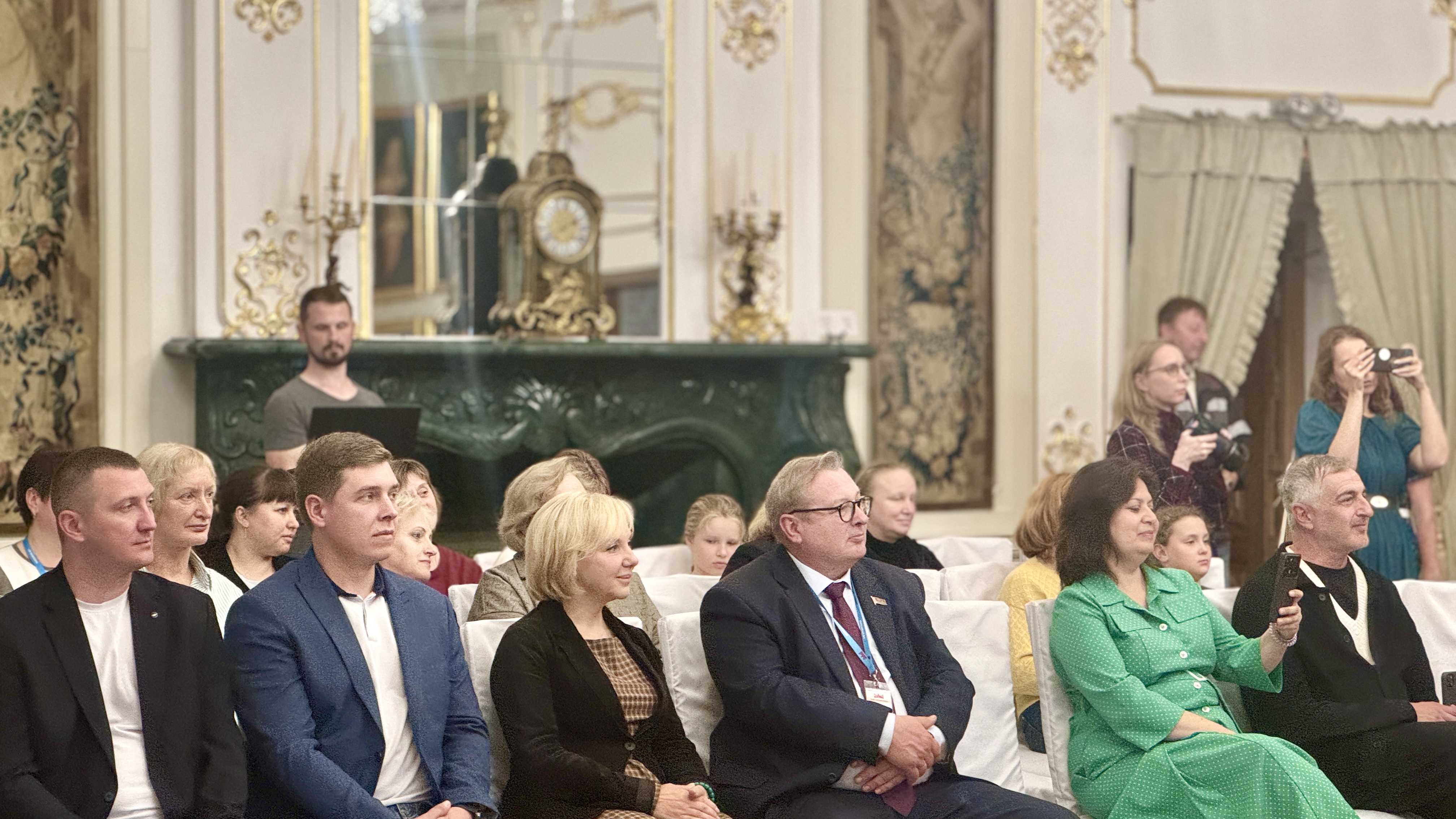 В Мирском замке открылась международная выставка «Дети крепости. Народный музей»